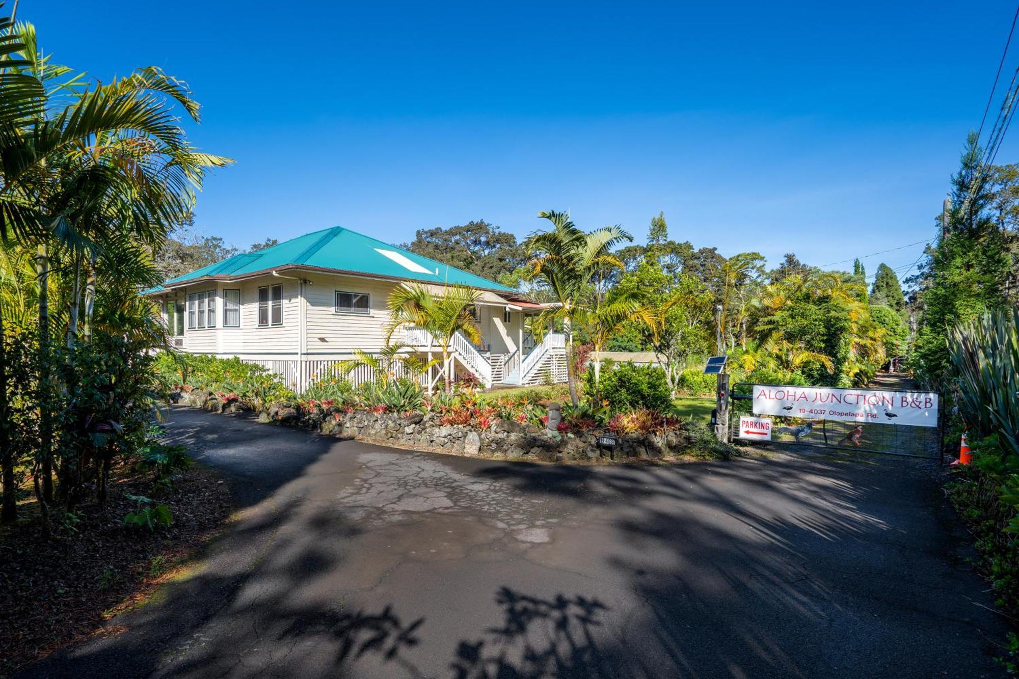 Aloha Junction Bed And Breakfast -Minutes Away From Hawaii Volcanoes National Park Bagian luar foto